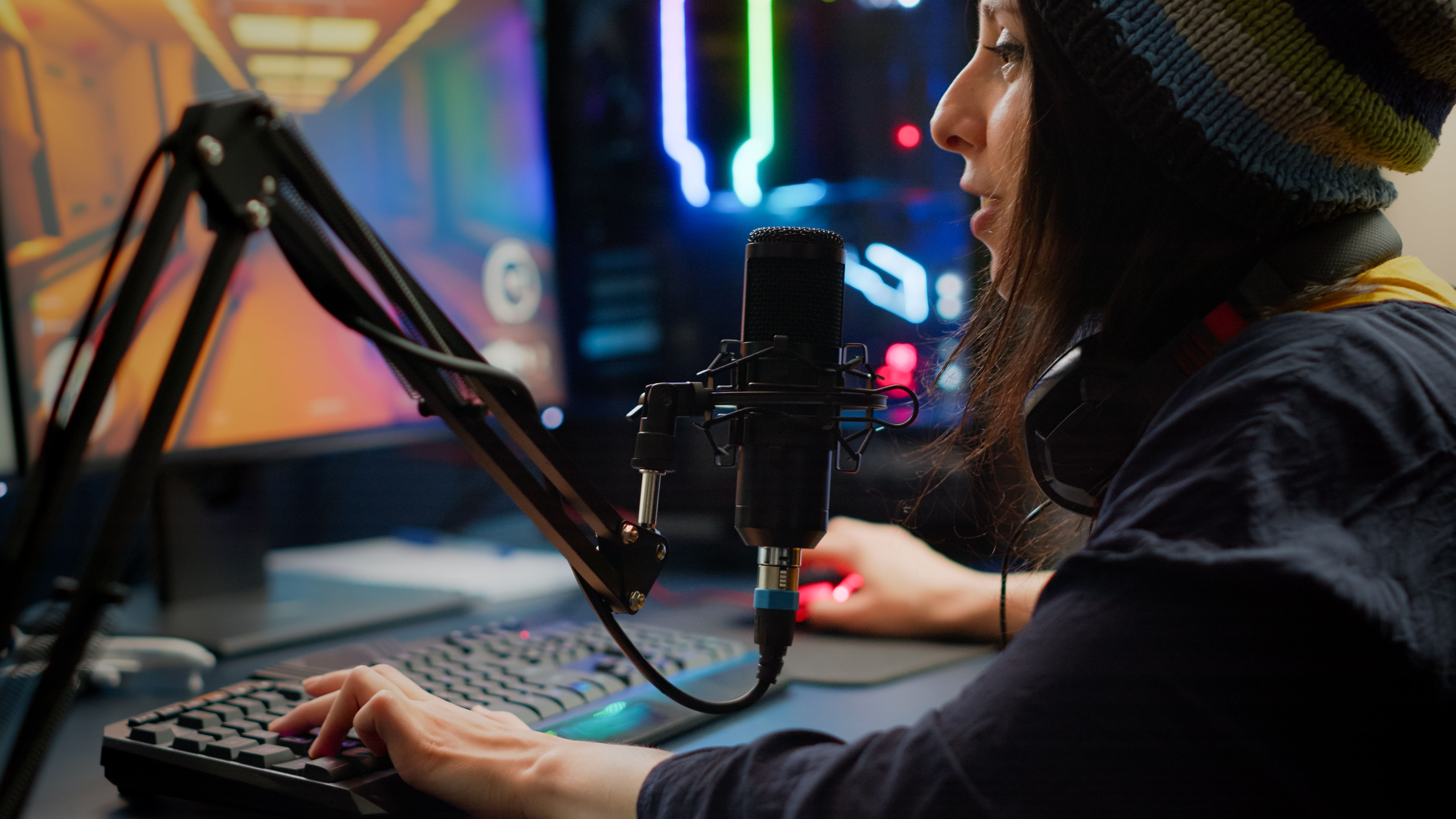 Streamer podczas transmisji na żywo