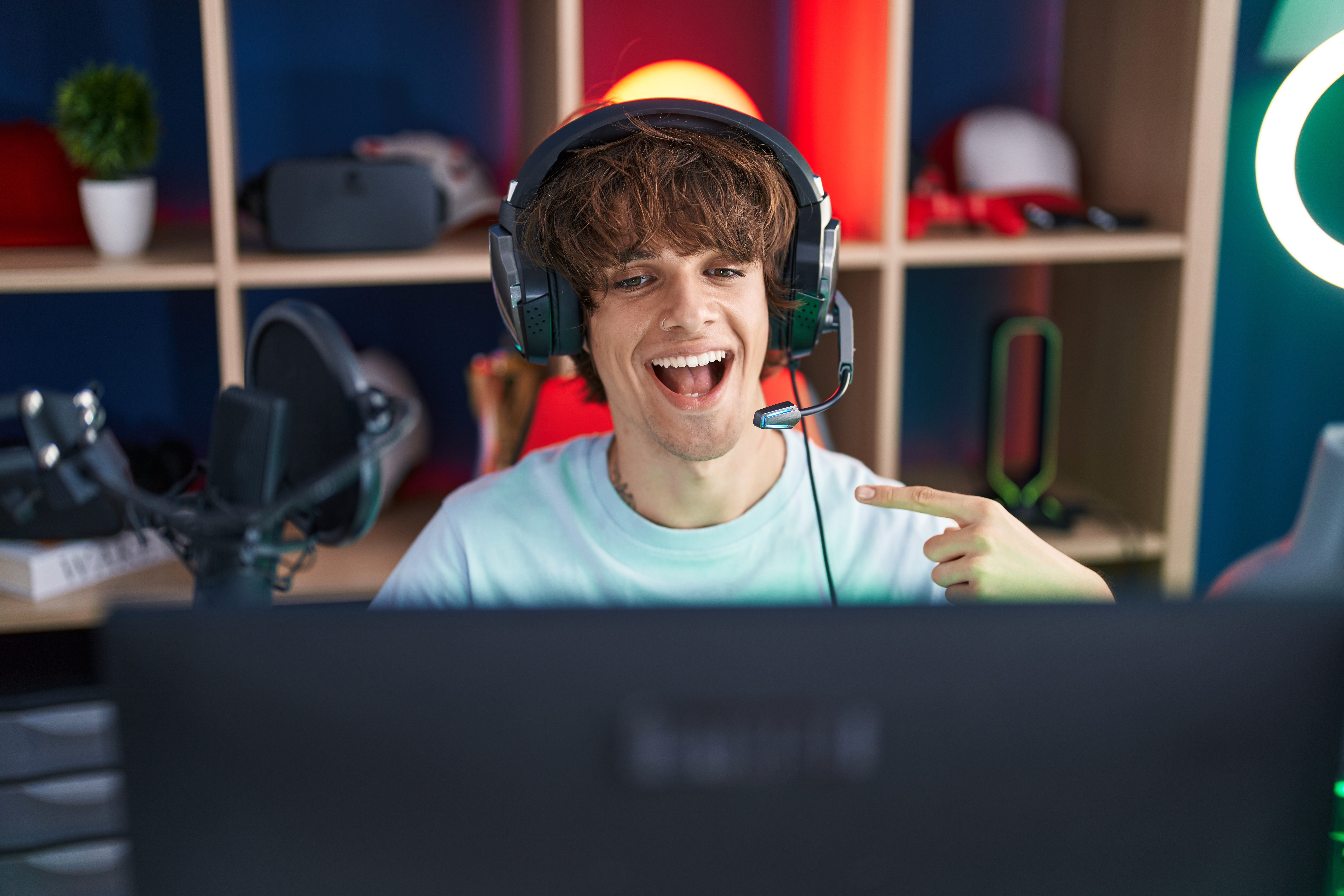 Streamer podczas transmisji na żywo