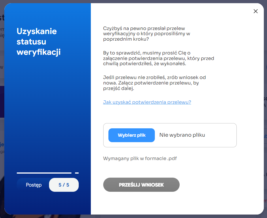 Okno dialogowe procesu uzyskiwania statusu weryfikacji w serwisie Tipply. Moduł przedstawia piąty, końcowy etap składania wniosku, w którym użytkownik proszony jest o załączenie potwierdzenia przelewu weryfikacyjnego. Po lewej stronie znajduje się niebieski panel z białym napisem „Uzyskanie statusu weryfikacji” oraz wskaźnikiem postępu 5/5. W głównej części widoczna jest instrukcja dotycząca wgrania pliku w formacie .pdf, przycisk „Wybierz plik” oraz wyszarzony przycisk „PRZEŚLIJ WNIOSEK”.